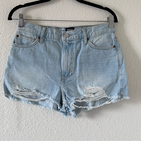 BDG Women’s Girlfriend High Rise Denim Shorts 27 Light Wash Distressing Summer - Picture 1 of 8